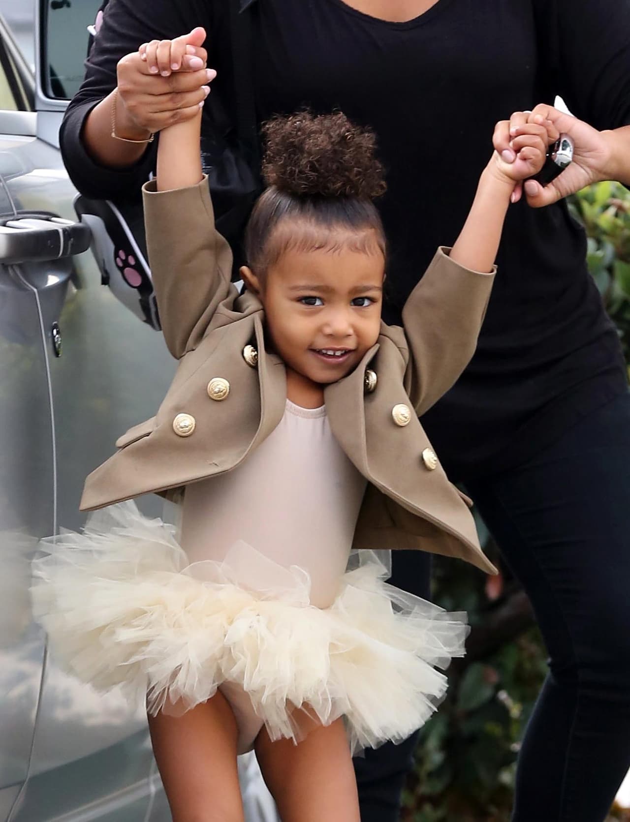 La hijita de Kim y Kanye lucía muy 'chic'.