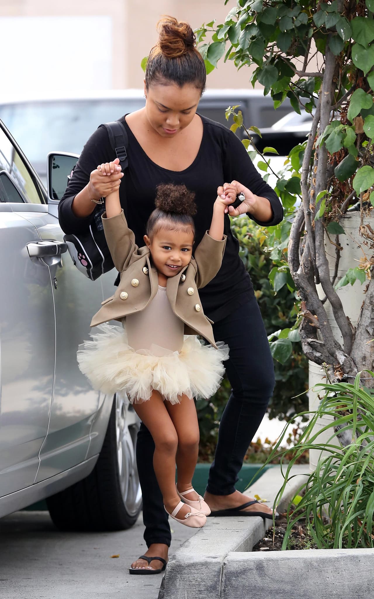 Nori se molestó al ver a los paparazzi esperándola a la entrada del estudio de baile.