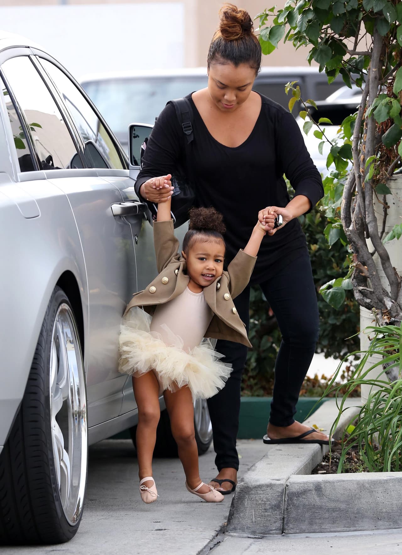North West llegó súper coqueta a sus clases de ballet.