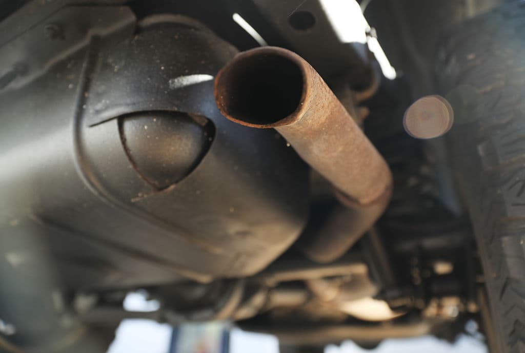 La contaminación por ozono troposférico, también conocida como 'smug', se forma en días cálidos y soleados y empeora con las emisiones de gases de vehículos, chimeneas industriales o centrales eléctricas.