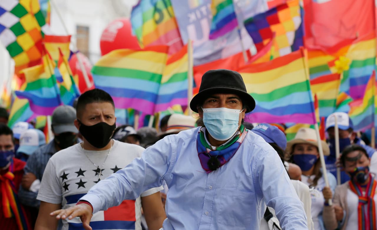 Yaku Pérez es un activista ecológico que se desempeña como prefecto de la región de Azuay desde 2019. En poco tiempo ha conseguido gran notoriedad, en un país en donde menos del 10% de la población se identifica como indígena y los candidatos indígenas no suelen alcanzar buenos resultados.