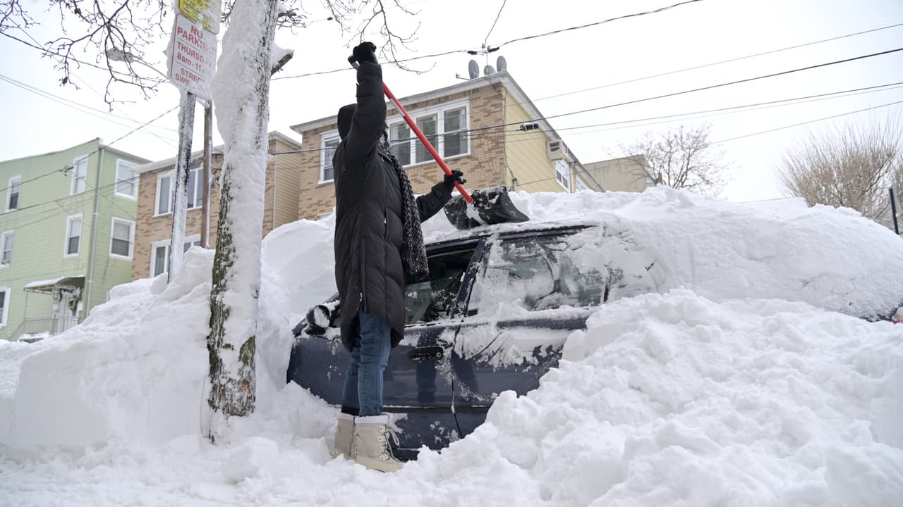Conducir en invierno puede ser complicado y peligroso. Aquí te dejamos algunas recomendaciones para ayudarte a preparar tu vehículo ante las gélidas temperaturas.
