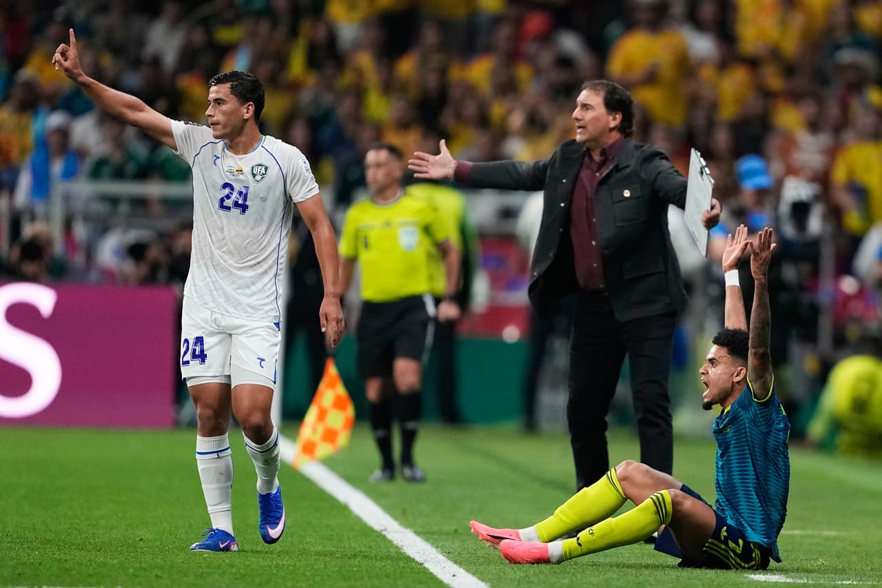 Luis Díaz, de Colombia, reacciona mientras Behruzjon Karimov, de Uzbekistán (izquierda), hace un gesto durante el partido de fútbol del Grupo K de la Copa Mundial entre Uzbekistán y Colombia en la Ciudad de México.