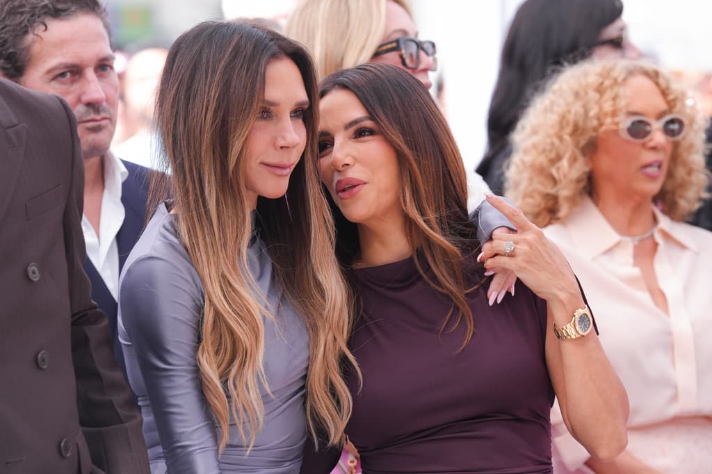 Victoria Beckham bromeó al inicio recordando su propia relación con Hollywood: “Creciendo en Inglaterra, el Paseo de la Fama de Hollywood era una de esas cosas icónicas que solo veías en las películas... Así que naturalmente asumí que venía hoy a recibir mi estrella por mi papel en esa icónica película de culto ‘Spice World: The Movie’”. Posteriormente elogió la visión, determinación y trabajo de su esposo, y reconoció “su bondad, su lealtad y su compromiso con las personas que ama”. También señaló que el fútbol en Estados Unidos “está entrando en uno de los capítulos más emocionantes de su historia”. En la foto: Victoria Beckham (izquierda) y Eva Longoria.