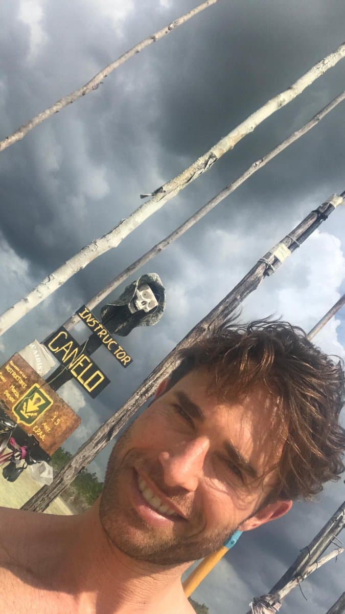 El actor decidió relajarse en aquella playa solitaria antes de comenzar con las grabaciones de la telenovela 'Papá a toda madre', producción que estará a cargo de Eduardo Meza, y quien ya está buscando a la protagonista de dicha historia.