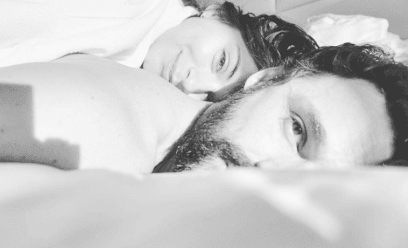 Este par de talentosos y bellos actores no ha parado de compartir con sus seguidores en redes sociales imágenes de momentos íntimos.