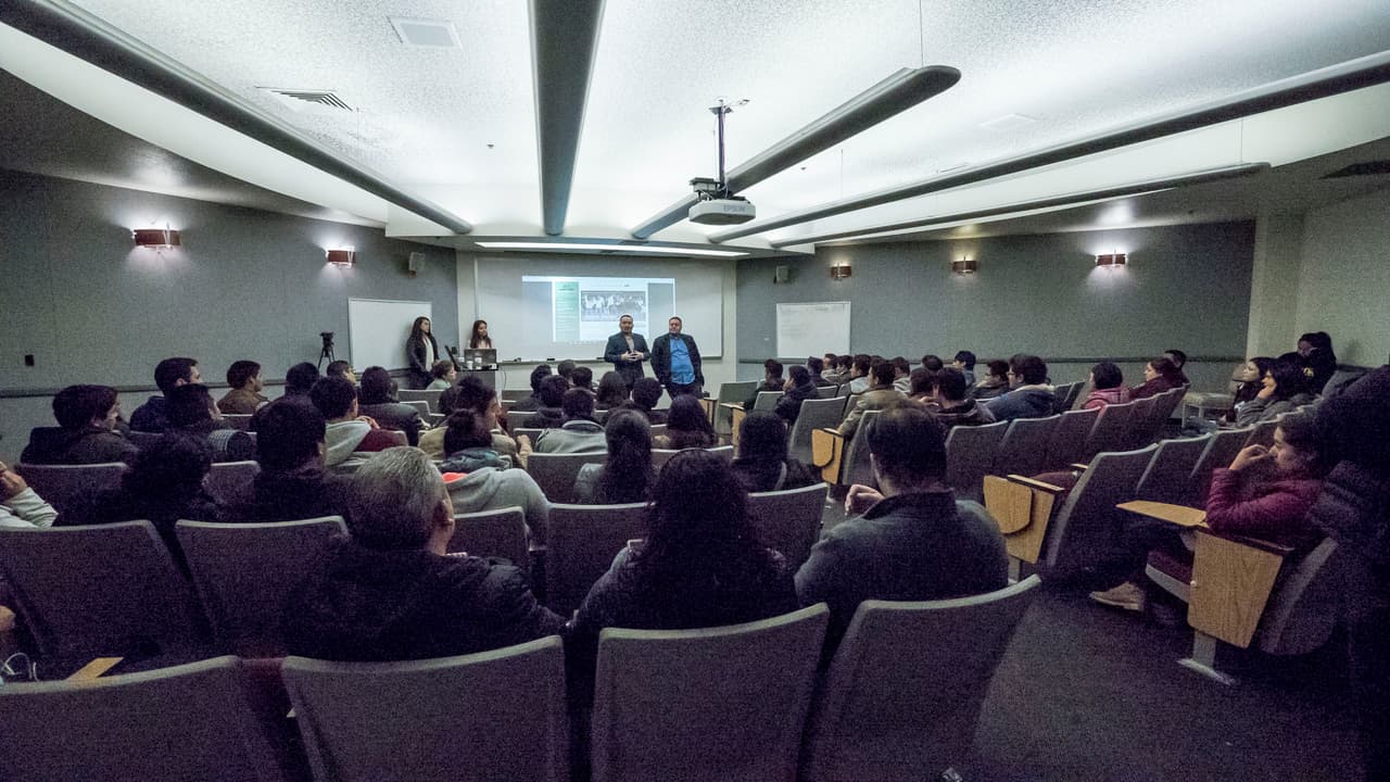 Ocho colegios y universidades ayudaron a estudiantes y sus familias llenar las solicitudes de FAFSA.