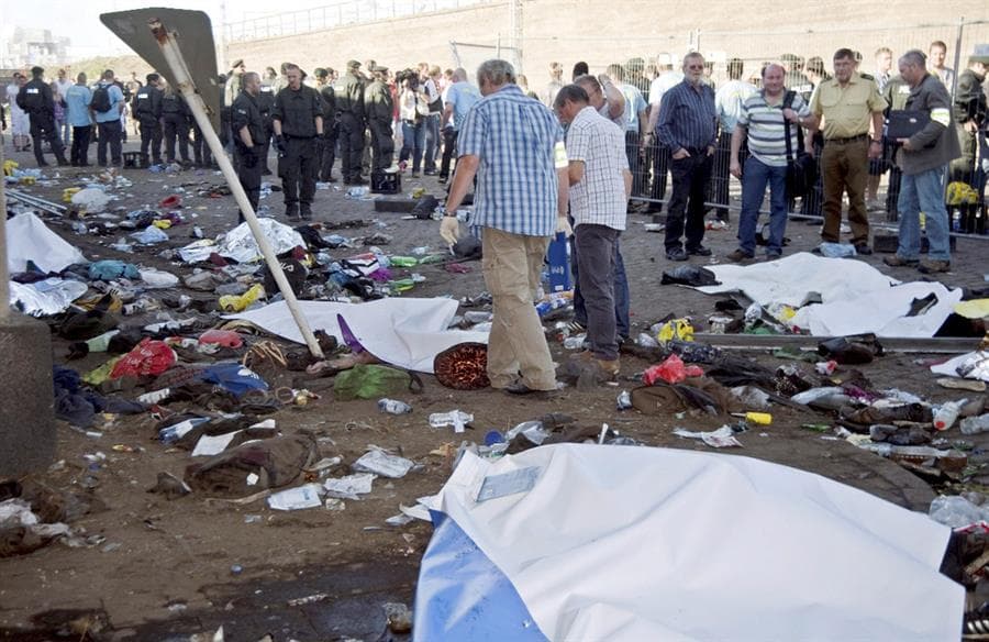 <b>24 julio de 2010:</b> 21 personas murieron durante una estampida humana en un túnel de acceso al festival de música tecno LoveParade, que se celebraba en la ciudad alemana de Duisburgo. El acceso al área del festival se cerró a consecuencia de una gran aglomeración de personas en medio el túnel y la policía empezó a pedir a la multitud por altavoces que viraran para atrás, desatándose un ataque masivo de pánico. Cientos de personas resultaron heridas.