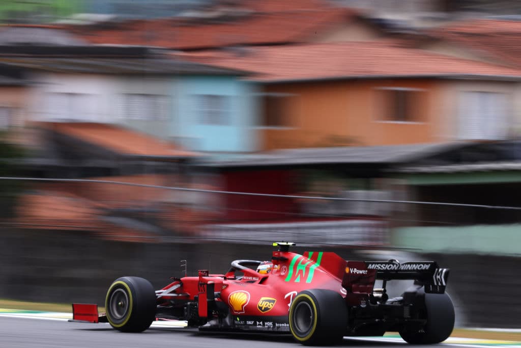 El mexicano Sergio Pérez se quedó en el cuarto sitio de la clasificación para el Sprint del Gran Premio de Brasil en el cual el británico Lewis Hamilton brilló y se quedó con la primera posición a pesar de la sanción que acarrea por modificaciones en el motor. Lewis Hamilton, perderá cinco puestos en parrilla, por cambiar la cámara de combustión del motor de su Mercedes, pero saldrá primero este sábado en la calificación sprint para el Gran Premio de Brasil.