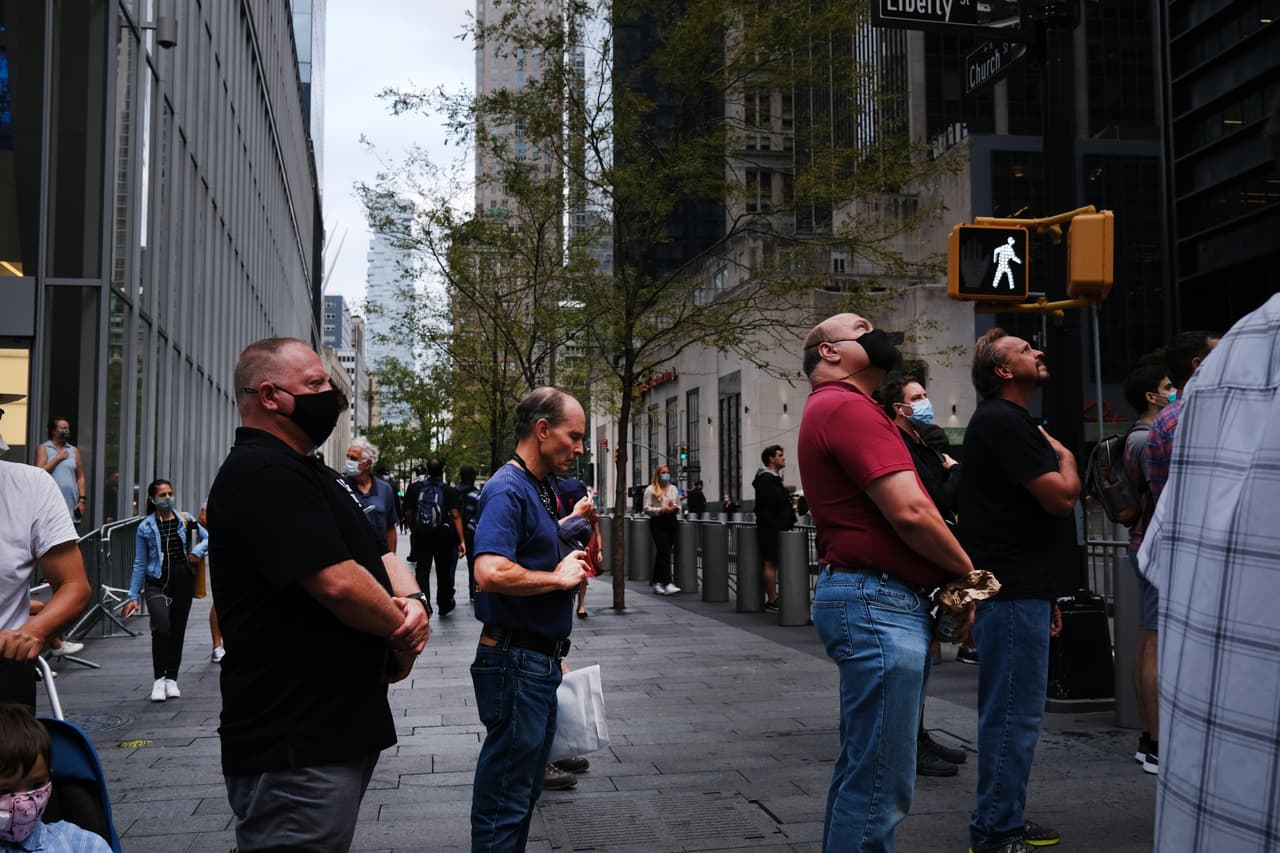 Las personas que se acercaron a la ‘zona cero’ guardaron un momento de silencio por las víctimas de los atentados.
<br>