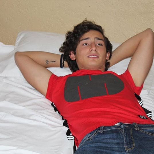 Aris se enfrentó a su padre y le confesó su homosexualidad, lo que le provocó un gran rechazo, y se convirtió en uno de los capítulos más tristes en su vida.