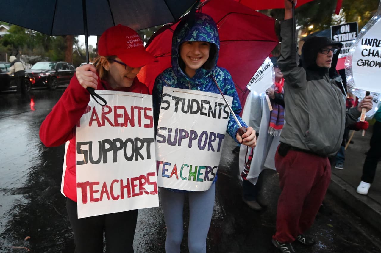 La gran mayoría de estudiantes (y padres) apoyan la huelga y por eso se están quedando en casa para ayudar a hacer presión, pues con cada día que pasa el distrito escolar pierde millones de dólares: los fondos estatales que reciben dependen de la asistencia estudiantil. Hasta ahora, las perdidas se calculan en unos $40 millones –un promedio de $10 millones al día–.
