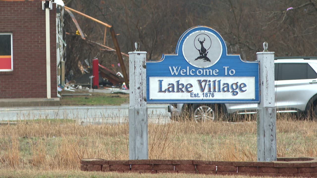 Hasta el momento, las autoridades han confirmado 
<b>que menos de diez personas</b> resultaron gravemente heridas durante las tormentas del martes.
<br>
<br>“Por favor, no vengan aquí. No intenten ayudar en este momento”, pidió el jefe de la policía del condado de Newton, Shannon Cothran, en un mensaje en video grabado frente a lo que parecía ser una vivienda destruida.
