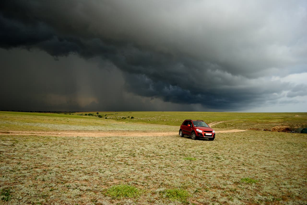 <b>Estaciónate en un sitio seguro</b>
<br>
<br>El mejor lugar para quedarse en el carro mientras sucede un tornado es en un terreno llano y abierto.