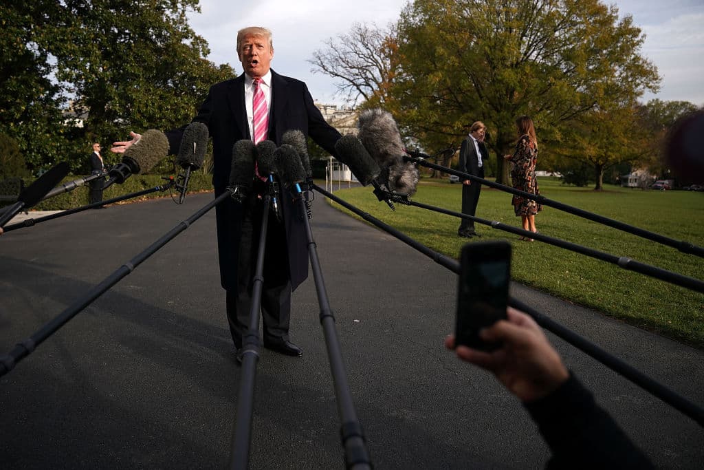 Donald Trump se enfrenta constantemente a los medios de comunicación con la intención de legitimarse como presidente de EEUU.