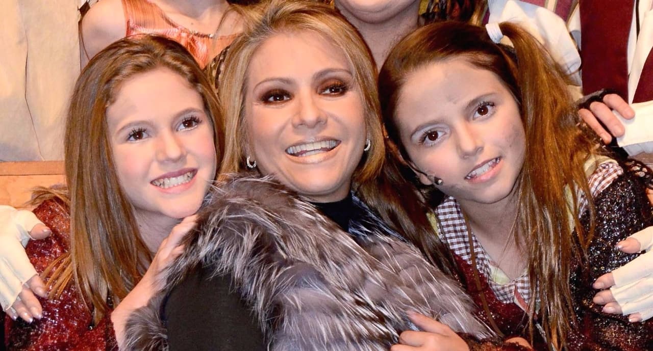 "Es el debut de mis princesas.
<b>Mis hijas hicieron casting y al señor Juan Osorio le gustó el trabajo de las dos</b>. Dani se quedó con el papel de Mely y Alexa hará el de una amiguita de ella. Qué mejor regalo que puedan estar conmigo en algún proyecto", comentó Castro en 2009 al diario
<a href="https://www.zocalo.com.mx/new_site/articulo/hijas-de-daniela-castro-debutan-en-una-familia-con-suerte" target="_blank">Zócalo</a>.