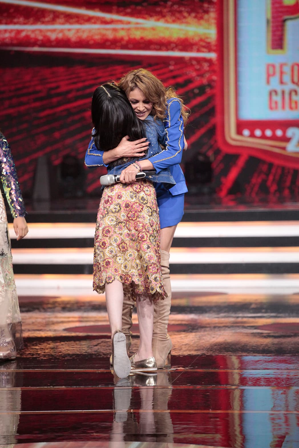 Al concluir su interpretación, Paulina abrazó a Taisia con mucho cariño.