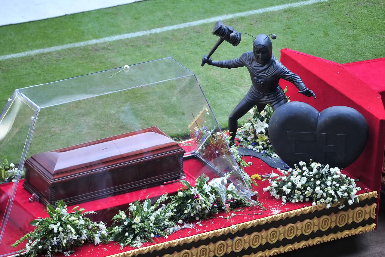 Dos días después del fallecimiento del famoso comediante, se realizó un multitudinario funeral en el Estadio Azteca, donde miles de personas disfrazadas de sus personajes dieron el último adiós a 'Chespirito'.