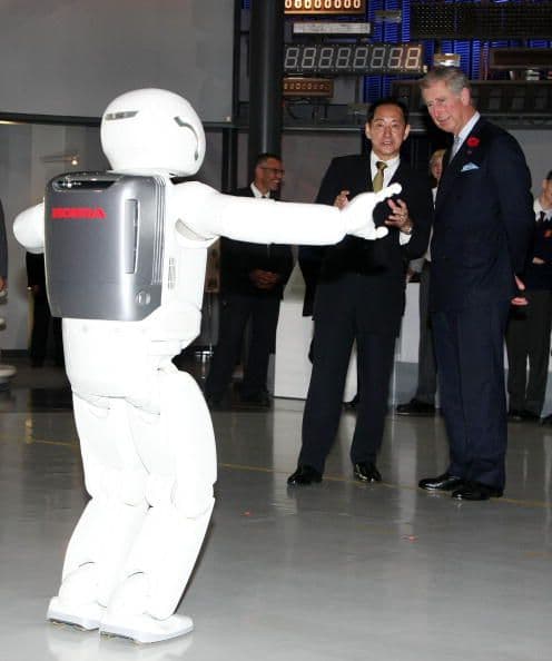 Los pasos de baile de ASIMO le sacaron varias sonrisas al heredero a la corona británica.