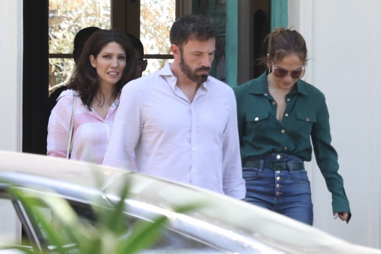 A principios de mayo,
<b><a href="https://www.univision.com/famosos/ben-affleck-jennifer-lopez-visitan-mansion-hermana-fotos" target="_blank"> la pareja se hizo acompañar de la hermana menor de la artista</a></b>, Lynda, quien junto con ellos fue a ver una lujosa mansión de 68 millones de dólares en su búsqueda de nido de amor. 
<br>