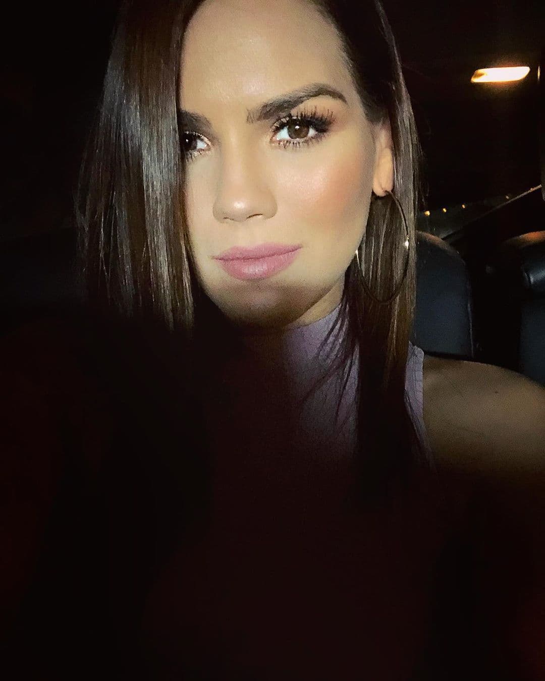 Mientras que Karina Banda estuvo casada con Douglas Riggs en 2015, un piloto de helicópteros estadounidense, de quien se divorció poco tiempo después.