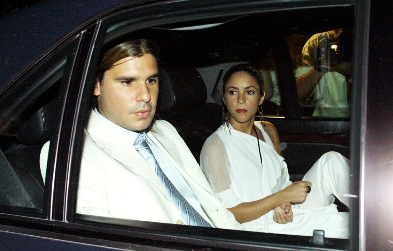 El sitio El Espectador relata que la batalla por dinero comenzó en 2004 cuando acordaron de manera oral que ella le daría a él un porcentaje de su fortuna, pues según él le correspondía por haberla ayudado a conseguir un contrato por $300 millones de dólares por una gira con Live Nation.