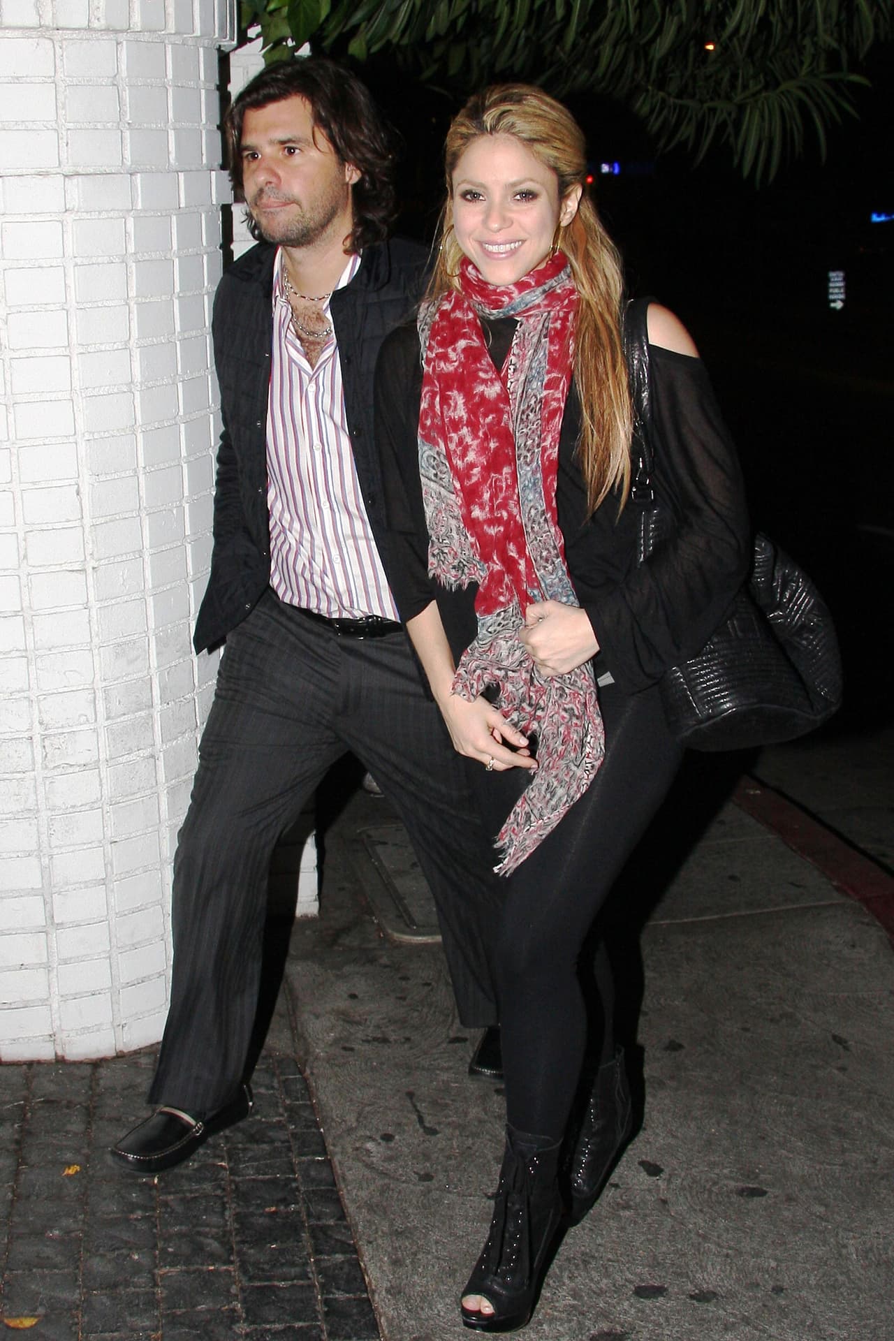 En 2013 la prensa de Bahamas publicó que la barranquillera demandó al argentino en Bahamas por "apropiarse" de un millón de dólares de la cantante para pagar los gatos de su tarjeta de crédito personal, así como costear viajes a París e Ibiza realizados entre enero y septiembre de 2011.