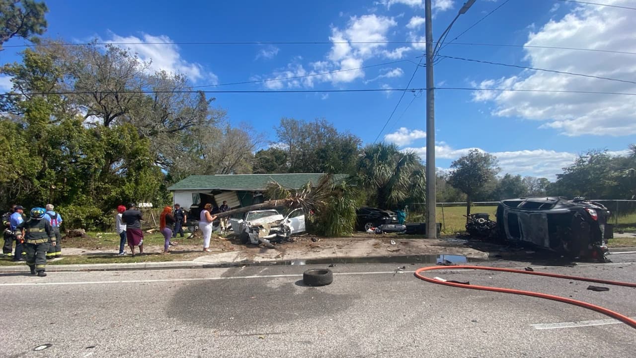 Así quedaron los dos autos que se estrellaron contra una casa en Orlando.