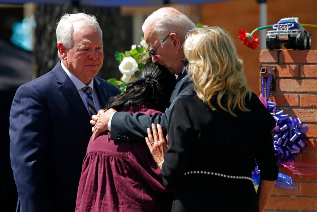 Biden se reúne durante tres horas con familiares de víctimas del tiroteo en escuela de Uvalde