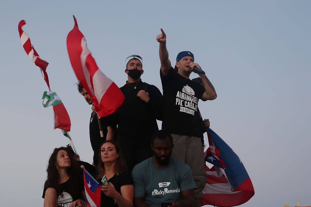 <b>Residente, Bad Bunny e iLe</b> cantaron la canción que sacaron en contra de Roselló, titulada 'Afilando cuchillos'.