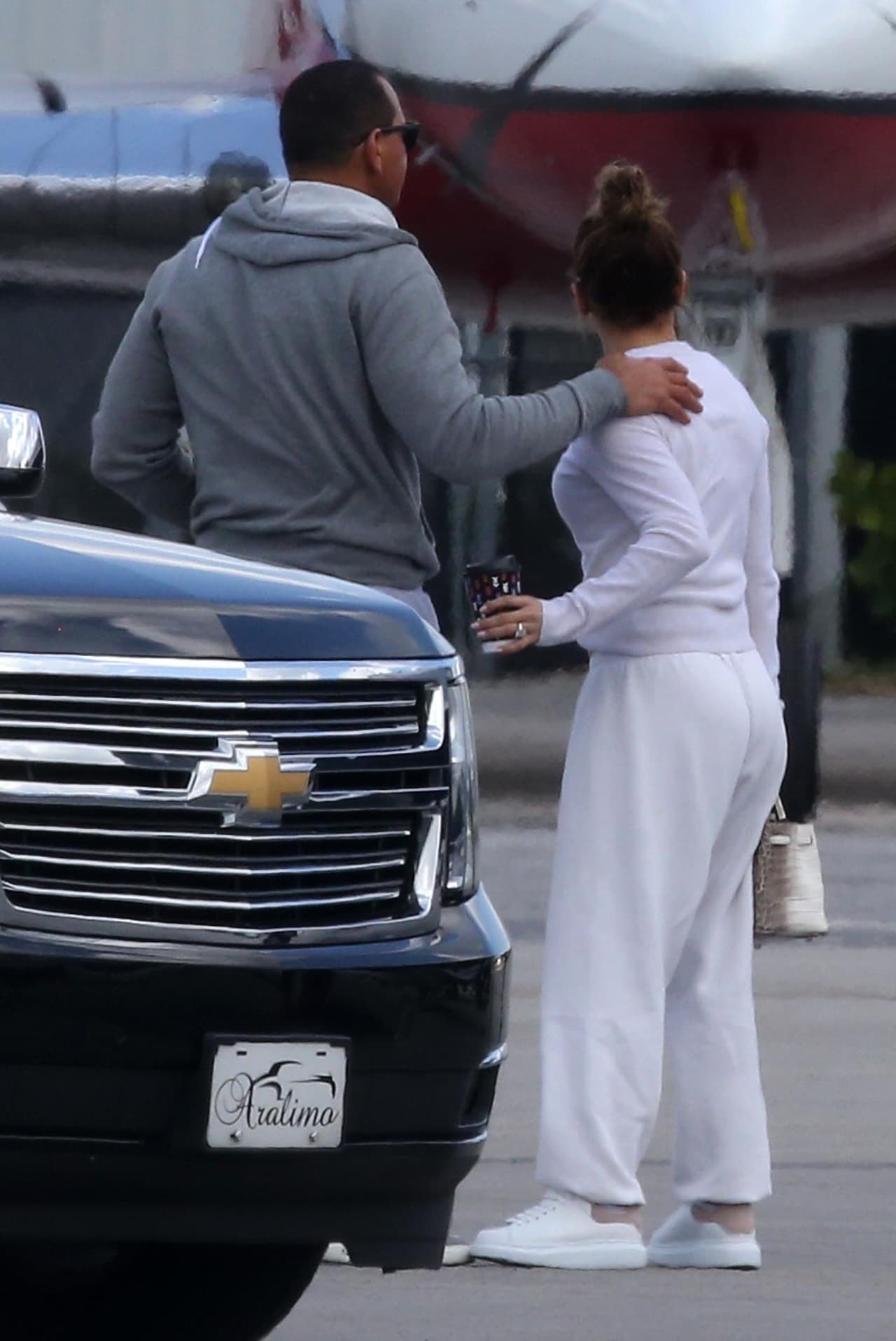 Jennifer López fue la primera en recibir el aviso de que ya debía subir al avión que la llevaría a la costa oeste de EEUU.