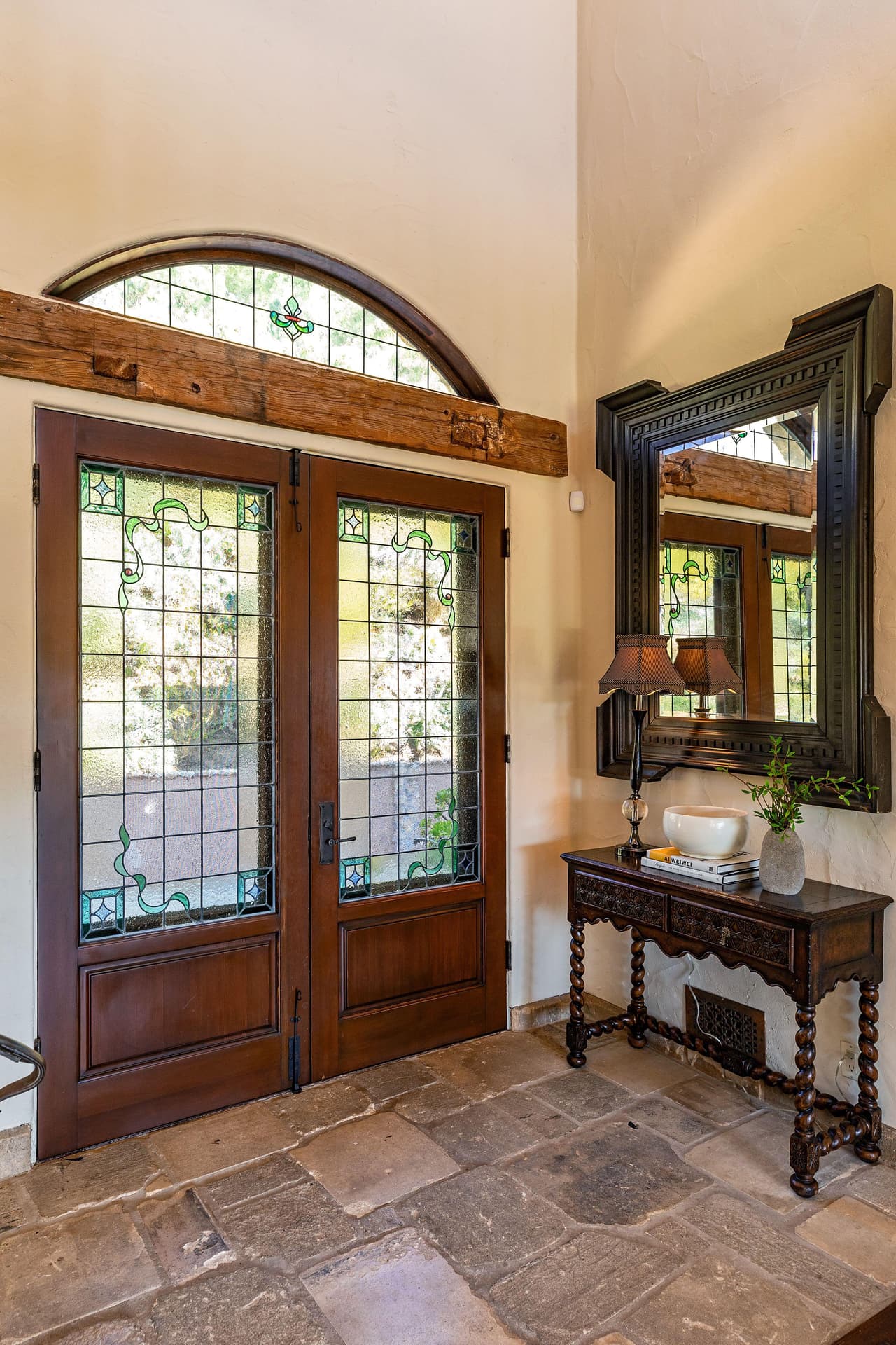 Meghan Markle, Harry y Archie contarían con espacio suficiente, pues la mansión cuenta en total con 6,578 pies cuadrados.