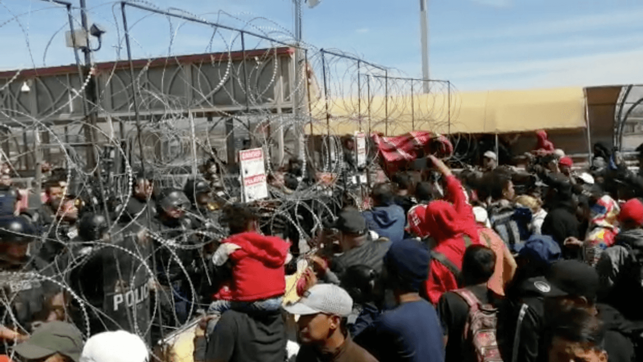 Inmigrantes y agentes fronterizos tienen un enfrentamiento en El Paso