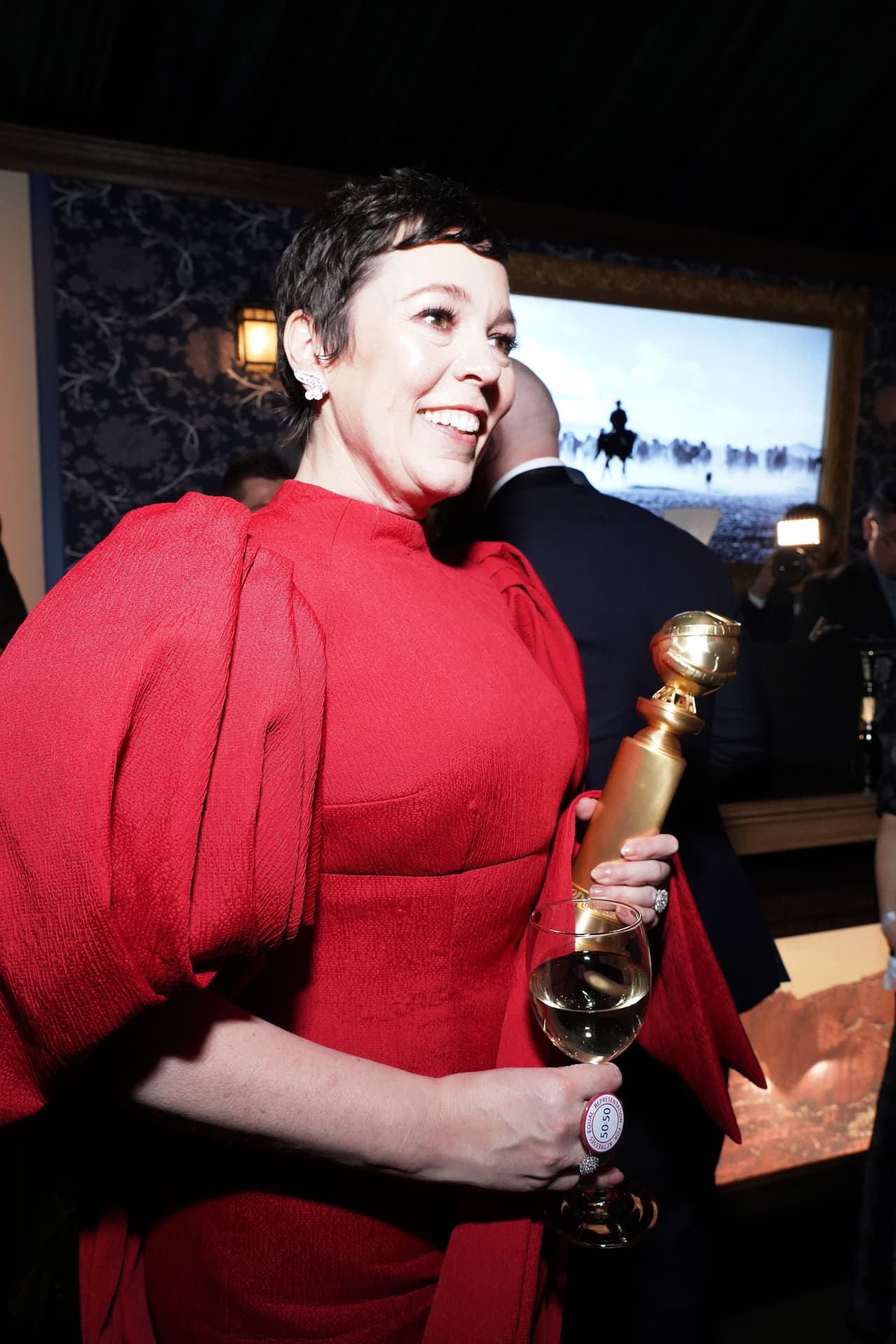 El creador de la serie también confirmó que Colman continuará interpretando a la reina en la cuarta temporada, prevista a estrenarse a finales de 2020. Esa será su última participación como parte del elenco. Colman ganó el premio a Mejor Actriz de una Serie de Drama en los
<b> <a href="https://www.univision.com/famosos/en-fotos-ellos-son-los-ganadores-de-los-golden-globes-2020-fotos" target="_blank">pasados Globos de Oro.</a></b>
<br>