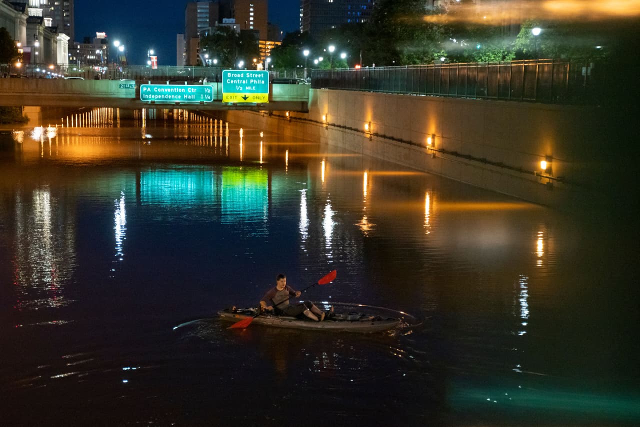 Un kayakista rema por una parte de la Interestatal 676 después de las 
<a href="https://www.univision.com/local/philadelphia-wuvp/ida-provoca-inundaciones-historicas-region-gran-filadelfia-fotos">inundaciones</a> causadas por las fuertes lluvias del huracán Ida en Filadelfia, Pensilvania, el 2 de septiembre de 2021.