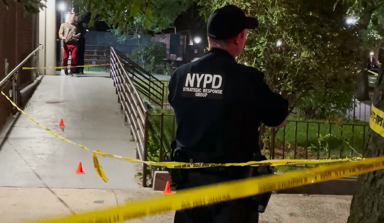 Adolescente muere tras ser alcanzada por una bala afuera de departamentos en Brooklyn