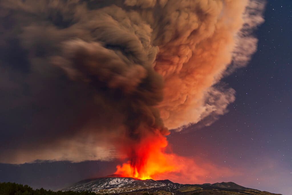 El humo sale del volcán Etna, visto desde Nicolosi, Sicilia, sur de Italia, el jueves 10 de febrero de 2022.