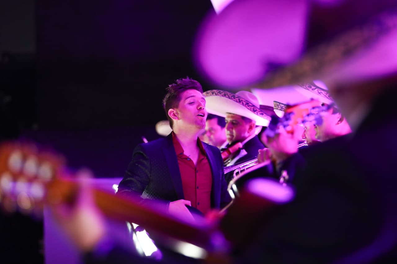 ¿Otra serenata? ¿Por qué no? ¿Y qué tal si después nos tomamos unas individuales fotos del recuerdo?