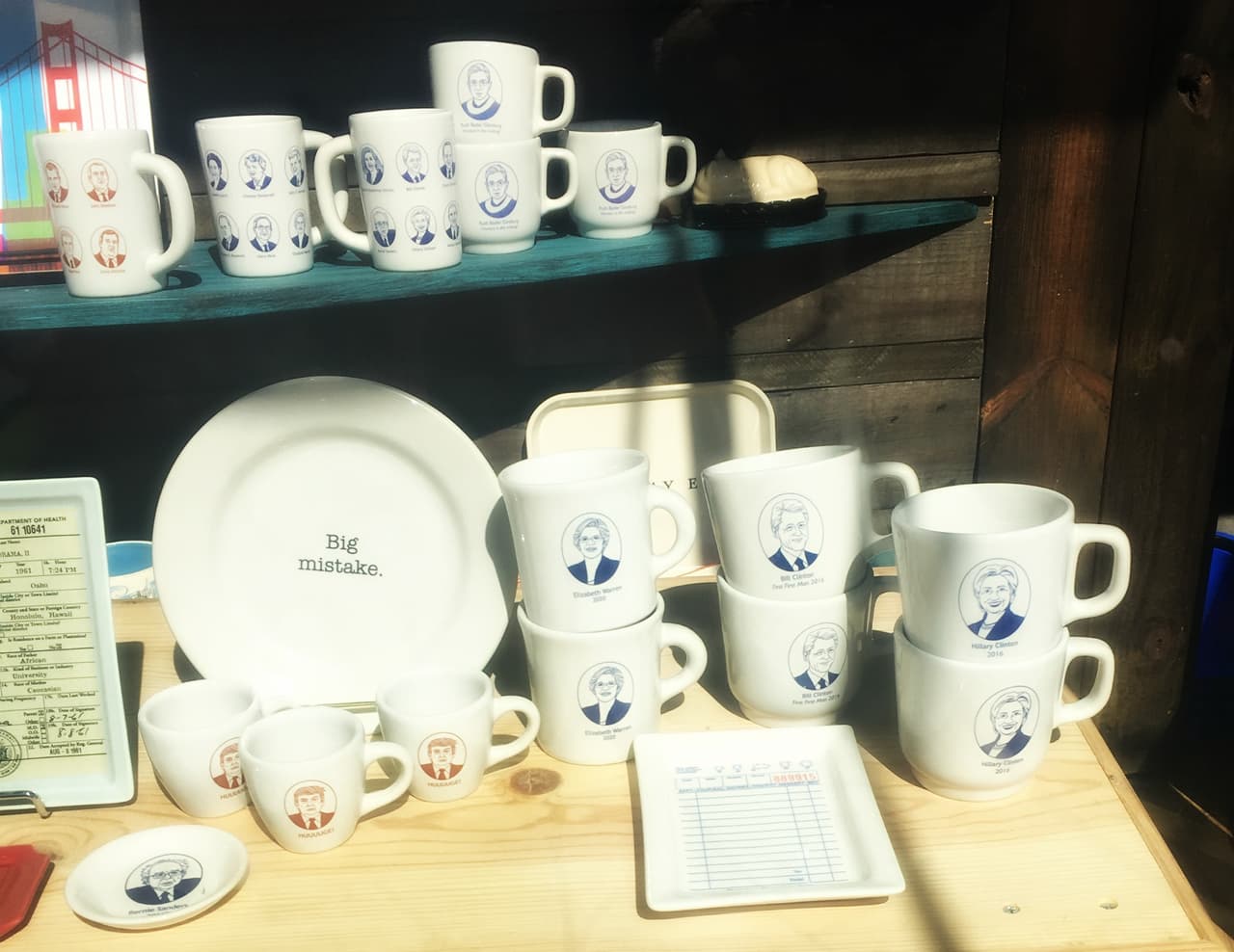 Set de pocillos en una vitrina de San Francisco.