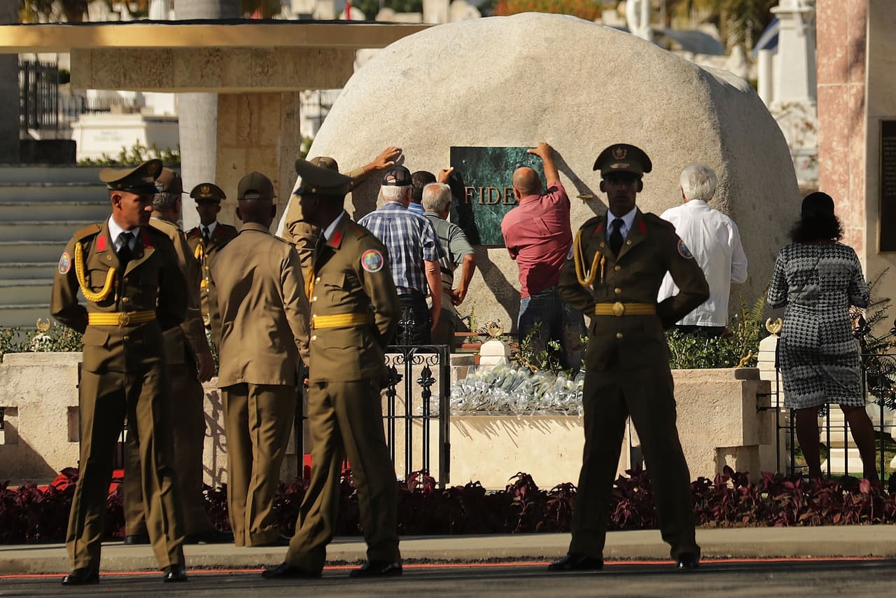 Trabajadores colocan una placa de piedra en la tumba que contiene los restos de Fidel Castro, en el cementerio de Santa Ifigenia, Santiago de Cuba. 
<br>