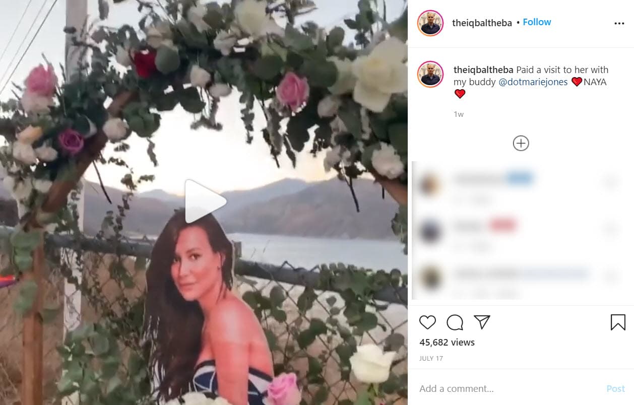 Hace unos días seguidores de la actriz le rindieron un homenaje al construir un 
<b><a href="https://www.univision.com/shows/despierta-america/con-un-altar-en-el-lago-donde-murio-fanaticos-de-naya-rivera-recuerdan-a-la-actriz-y-planean-mas-homenajes-video">altar con fotografías y flores en el lago Piru</a></b>. Dot Marie Jones e Iqbal Theba,
<b> </b>actores y amigos de la famosa, visitaron el lugar para agradecer el detalle de los fans.