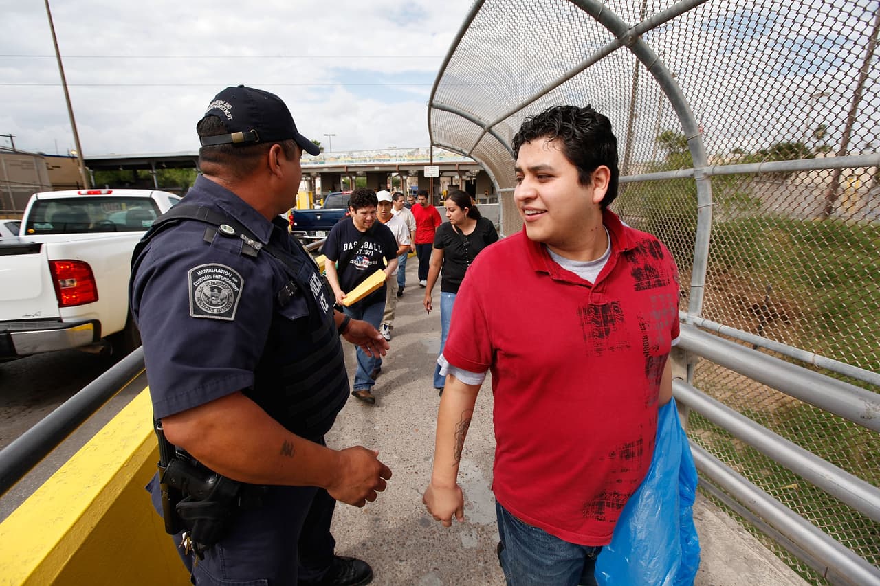 Agentes de ICE incumplen las políticas de detención de inmigrantes, denuncia informe