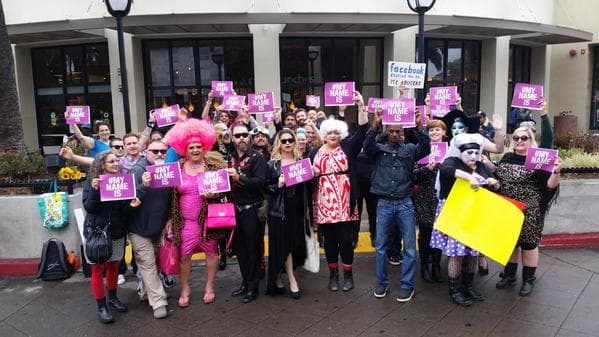 Decenas protestan contra política de “nombres reales” de Facebook