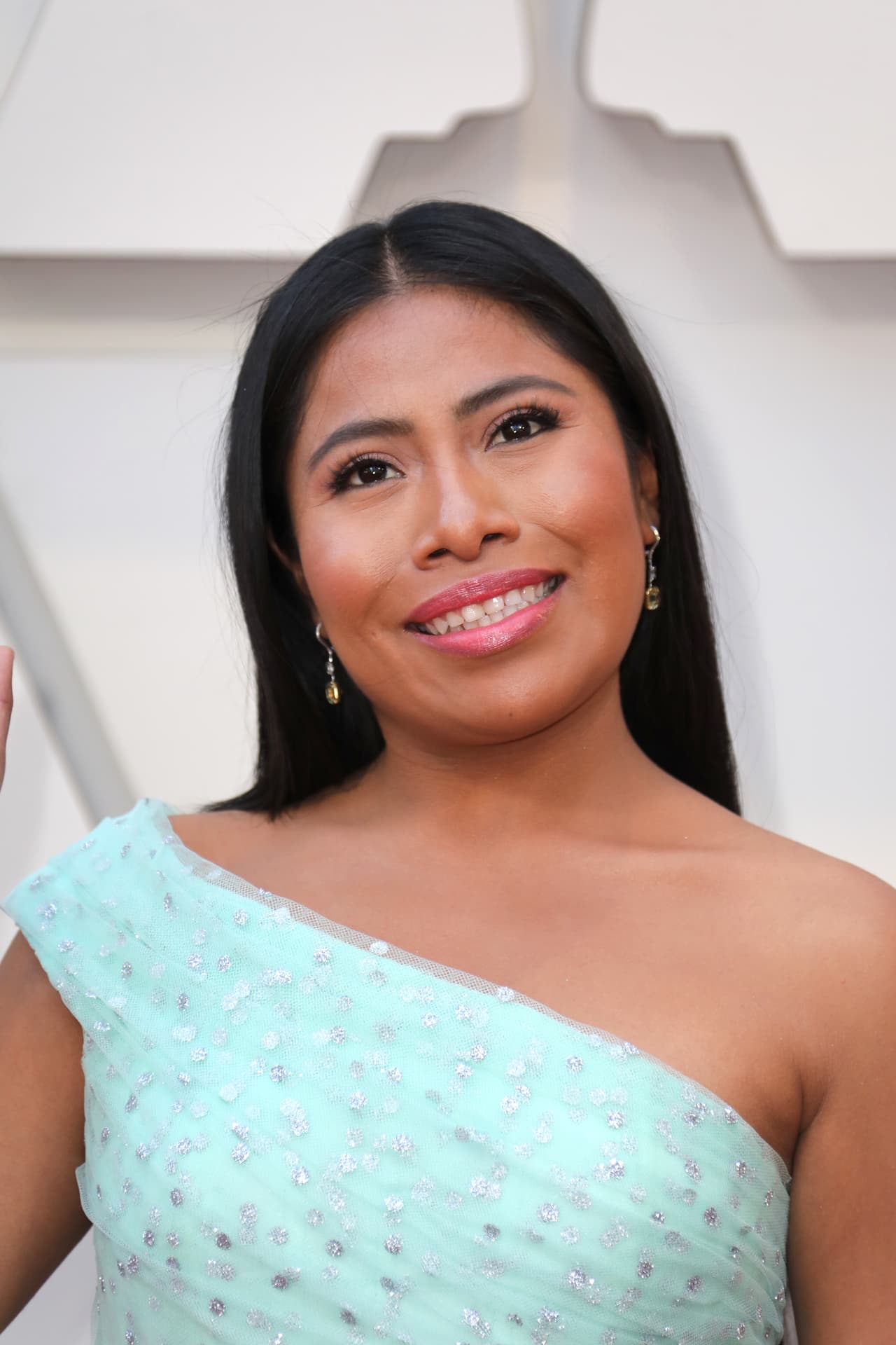 <b>Paso 5</b>
<br>
<br>Para que el cabello se mantuviera impecable por muchas horas aplicó un spray y un sellador especial.