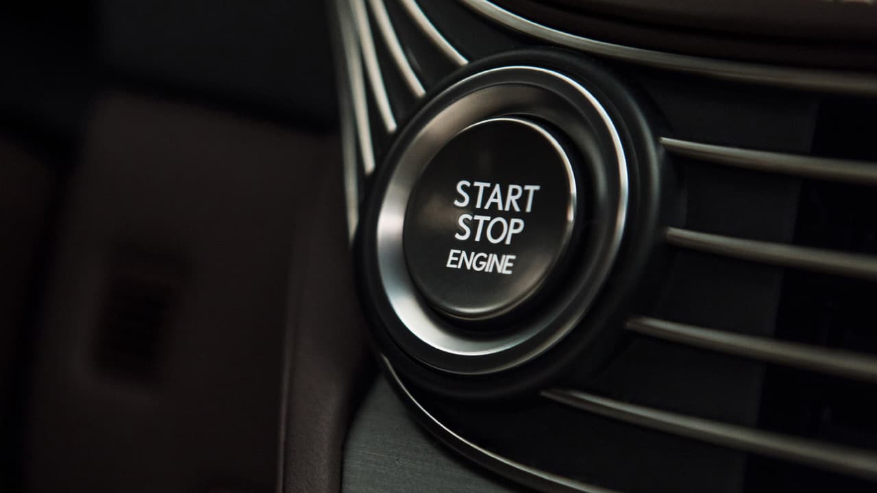 El motor (encendido mediante un botón) del Lexus LS es un V6 de 3.5 litros con dos turbocargadores, con 442 libras-pie de torque, y una potencia de 415 caballos de fuerza. Si bien su antecesor tenía un impulsor V8, desde la marca afirman que el torque y la tracción trasera equipararán el rendimiento.