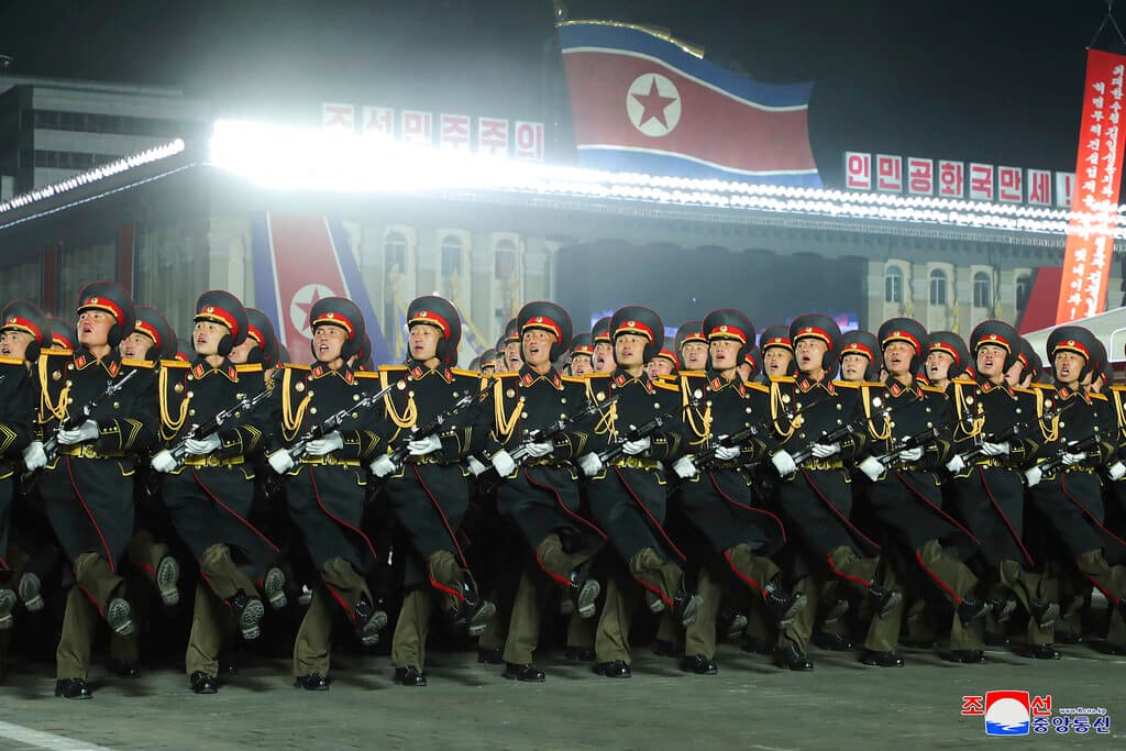 El desfile marcó el 75 aniversario de la fundación del ejército de Corea del Norte y se produjo tras semanas de preparativos en los que participaron enormes cantidades de militares y civiles movilizados para glorificar el gobierno de Kim y su implacable impulso para consolidar el estatus del Norte como potencia nuclear.