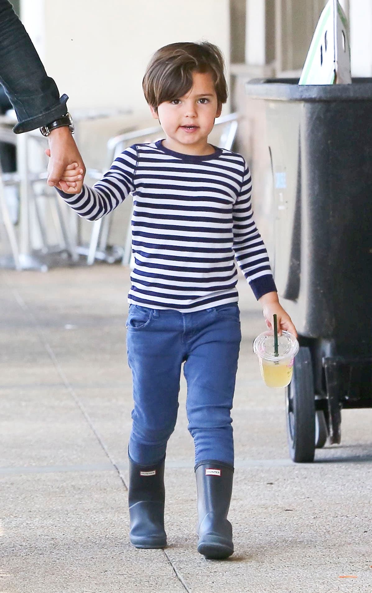 Papá Orlando llevó a su pequeño a pasear.