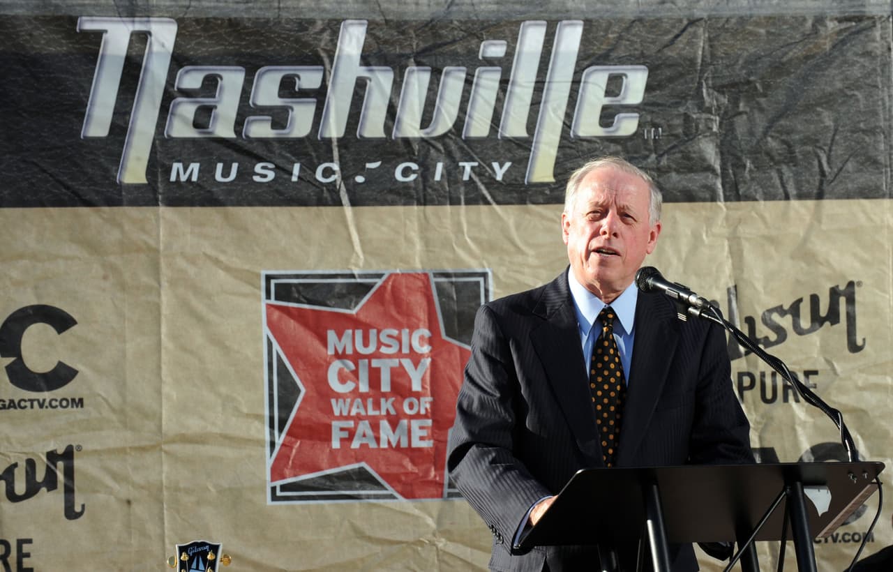 “Yo votaré por Phil Bredesen para el Senado y por Jim Cooper para la Casa de Representantes. Por favor, investiguen a los candidatos que representarán a sus Estados y voten por aquellos que se acerquen más a representar sus valores”, finalizó la artista.