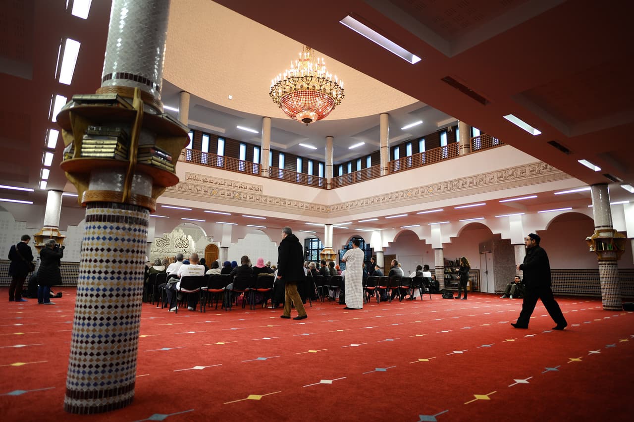 Esta imagen muestra a la gente caminando en la Mezquita Assalam de Nantes, en el oeste de Francia.
