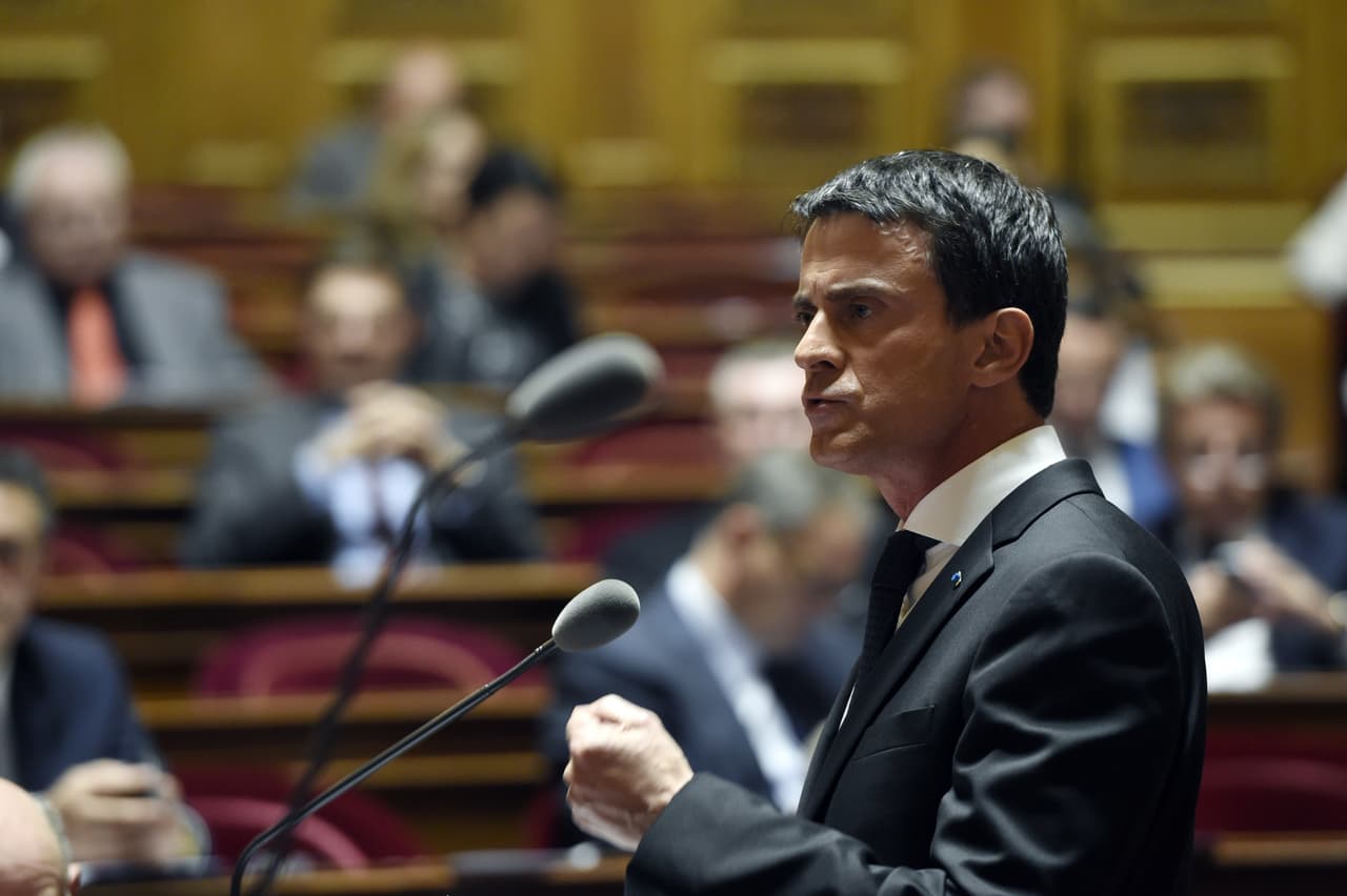 El primer ministro francés, Manuel Valls, durante un discurso en un debate sobre el estado de emergencia en el Senado.